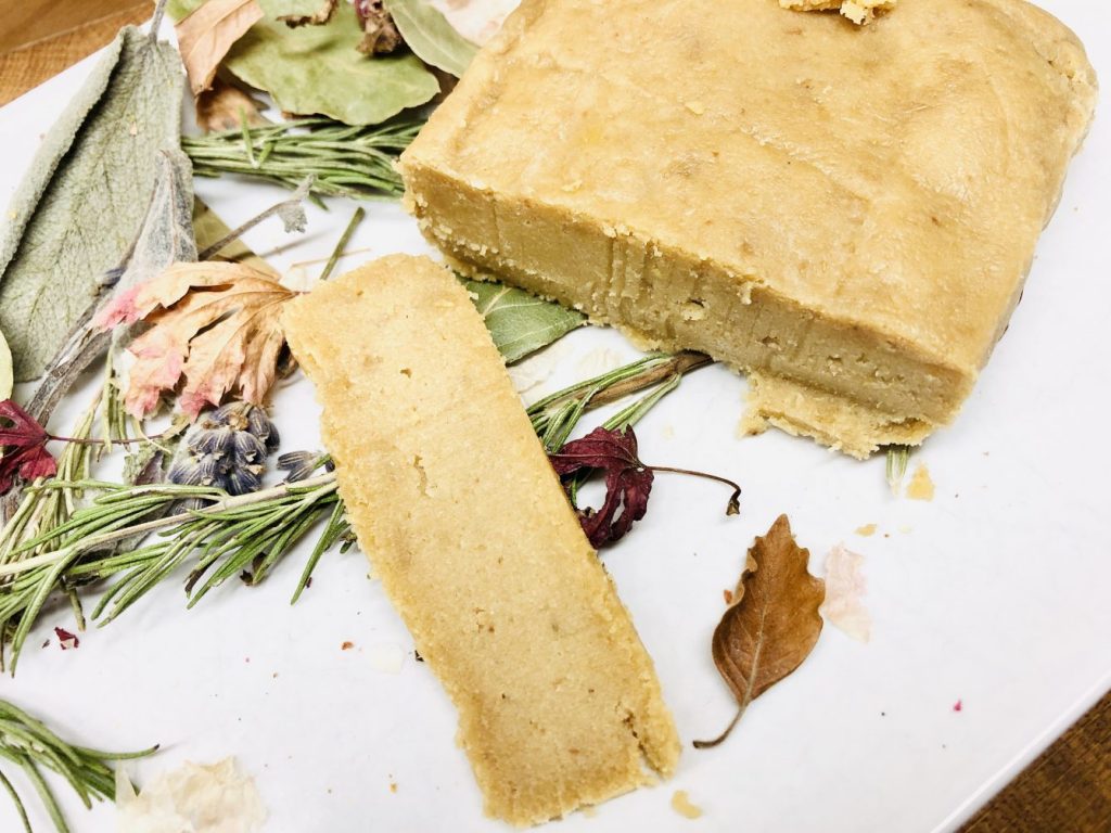 Veganer Pecorino Käse am Stück aus Cashews und Pinienkernen