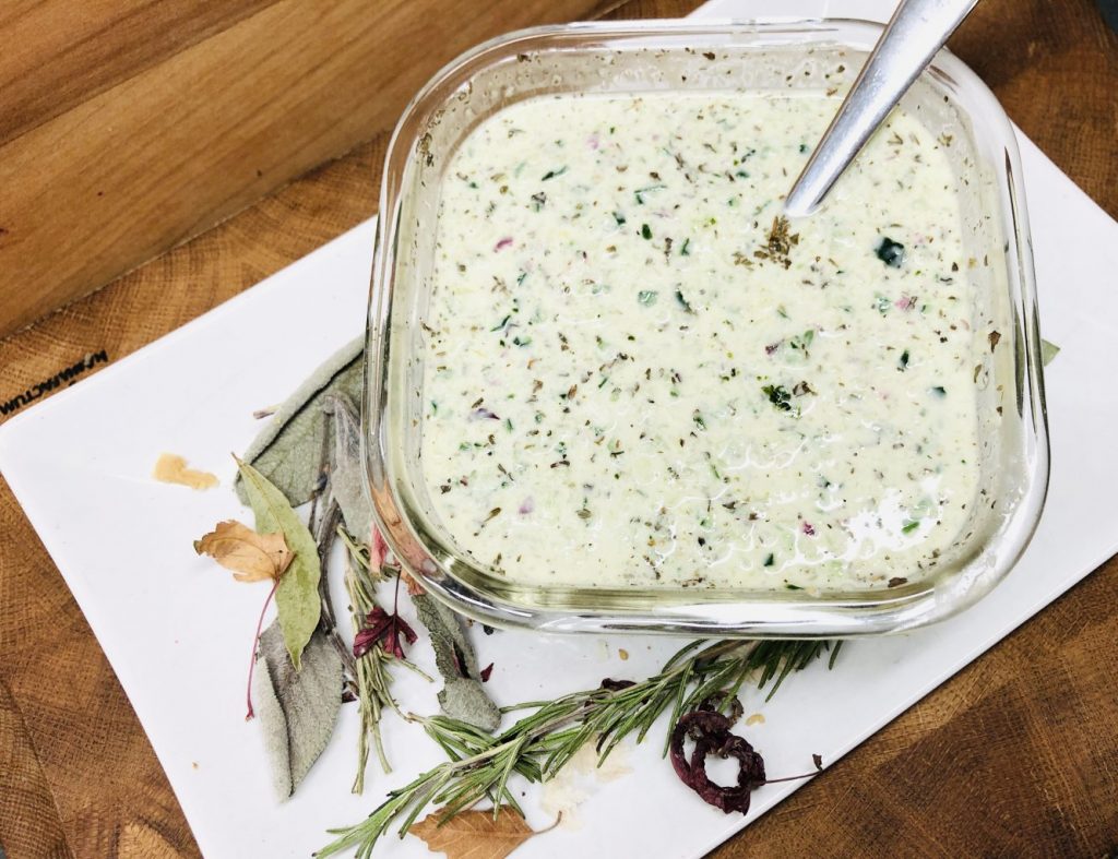 Gurken Raita mit roten Zwiebeln