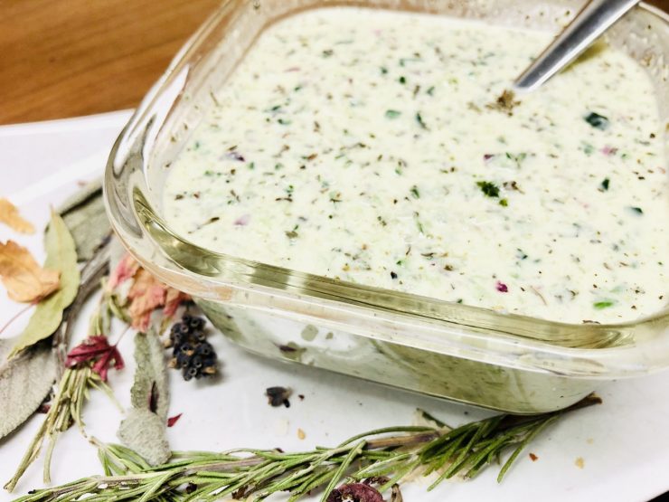 Gurken Raita mit roten Zwiebeln
