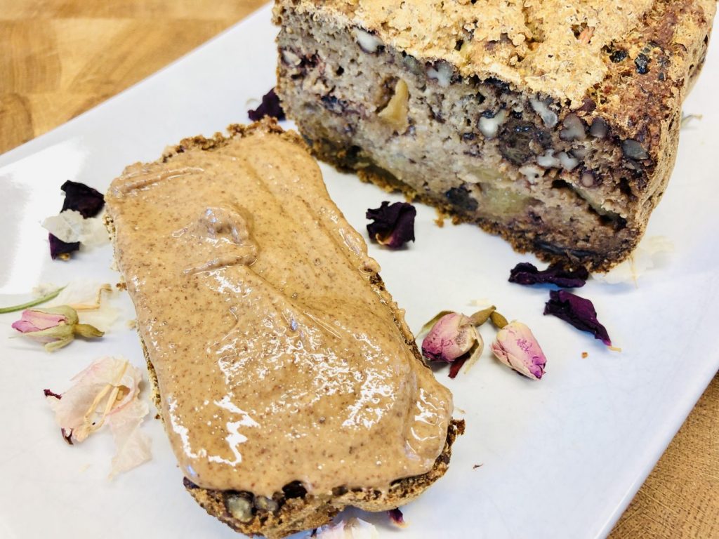 Bananen Porridge Brot mit Mandelmus