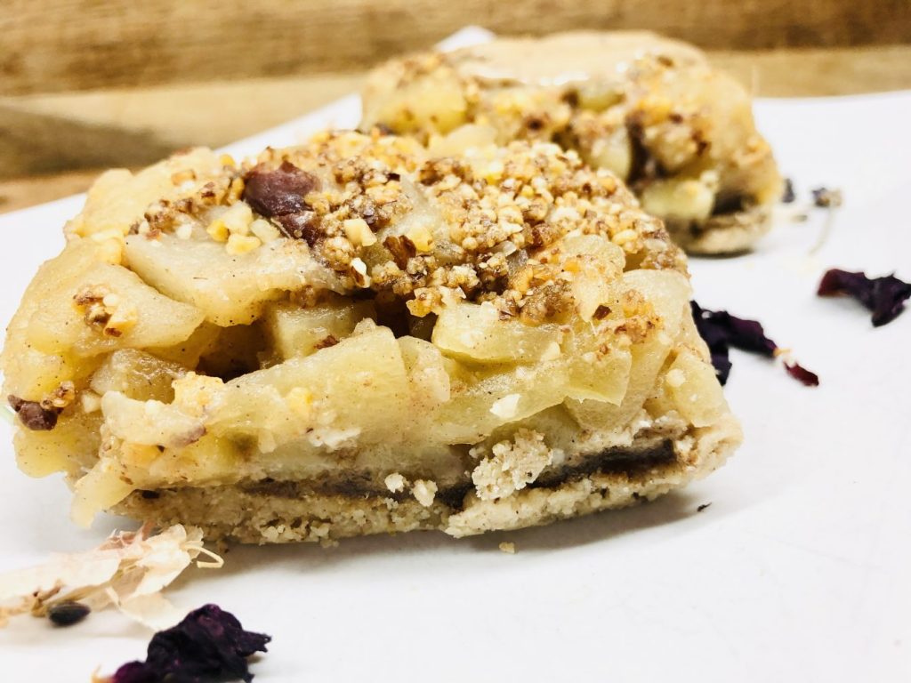 Apfelkuchen mit Mohn Marzipan, Mandel Krokant und Dattel Karamell