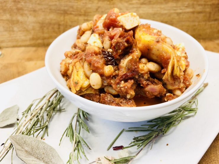 Gemüse Eintopf mit weißen Bohnen und Artischoken