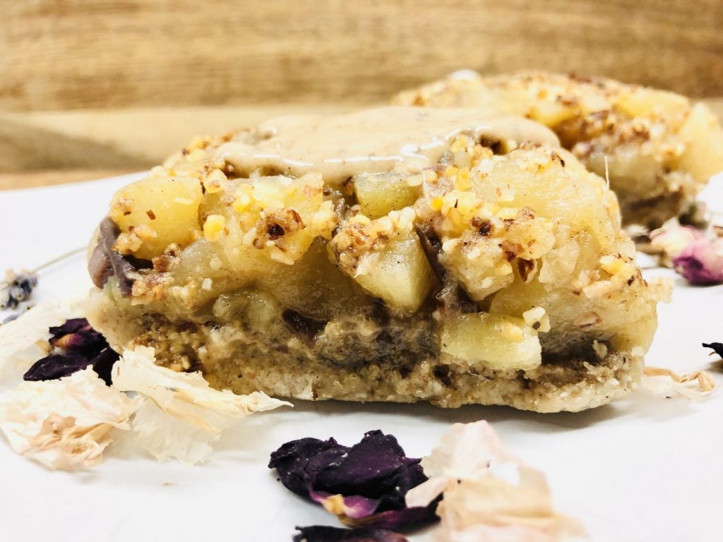 Apfelkuchen mit Mohn Marzipan, Mandel Krokant und Dattel Karamell