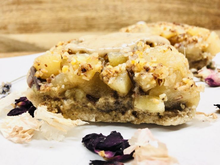 Apfelkuchen mit Mohn Marzipan, Mandel Krokant und Dattel Karamell