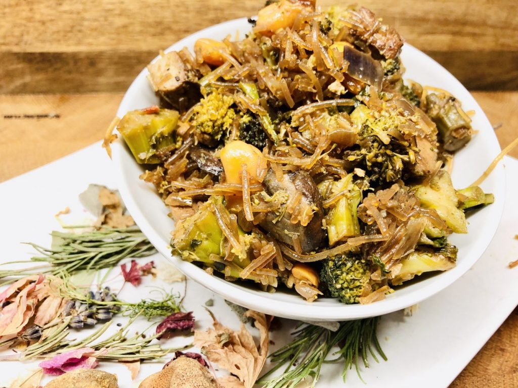 Glasnudeln mit Brokkoli, Champignons und Cashewkernen