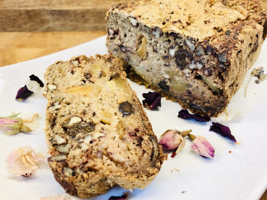 Bananen Porridge Brot mit Datteln und Pekan Nüssen