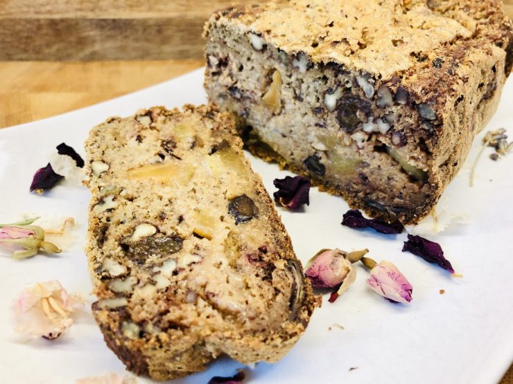Bananen Porridge Brot mit Datteln und Pekan Nüssen