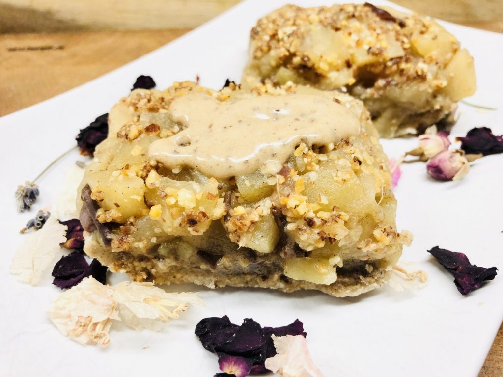 Apfelkuchen mit Mohn Marzipan, Mandel Krokant und Dattel Karamell Sauce