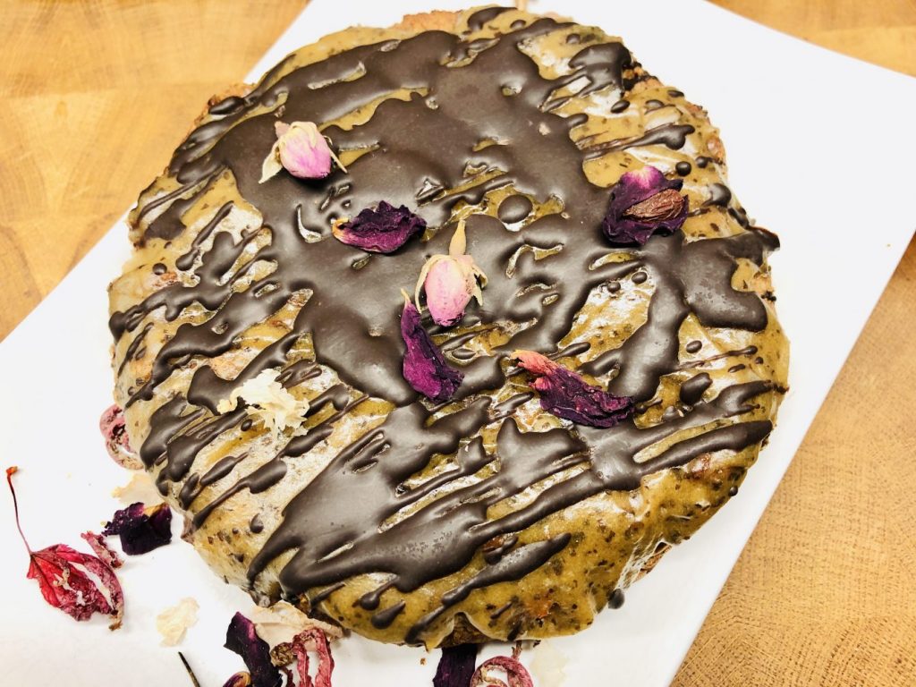 Dattel Bananen Kuchen mit Salted Caramel und Tonkabohnen Schokolade