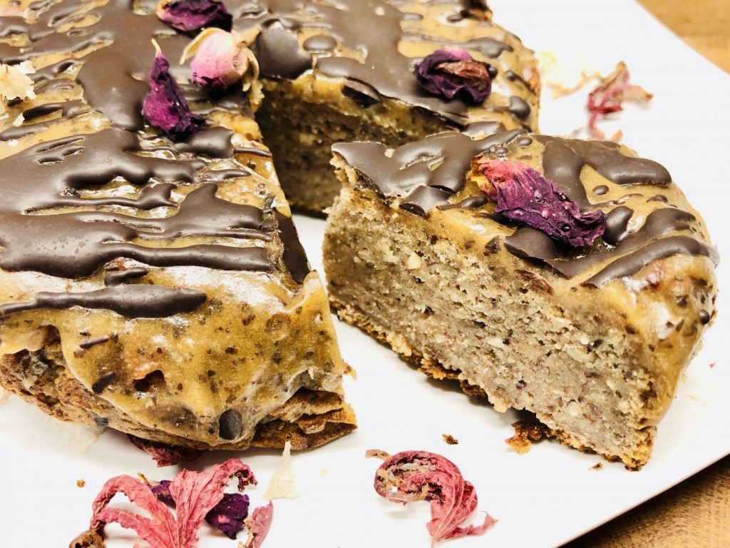 Bananen Dattel Kuchen mit Salted Caramel Creme und Tonkabohnen Schokolade