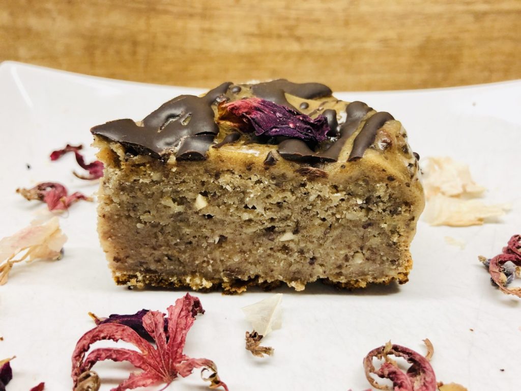 Dattel Bananen Kuchen mit Salted Caramel und Tonkabohnen Schokolade
