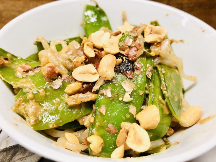 Erdnuss Udon Nudeln mit Erbsenschoten