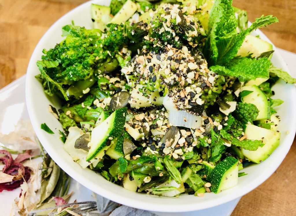 Grüner Gemüsesalat mit Spargel und gerösteten Kernen