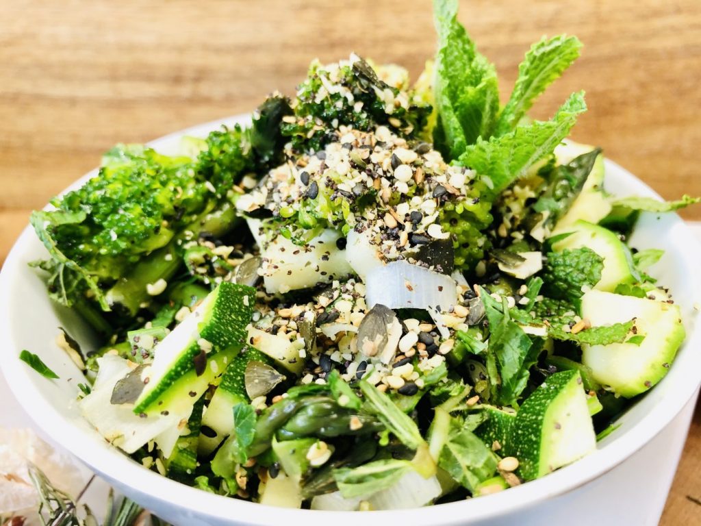 Grüner Gemüsesalat mit Spargel und gerösteten Kernen