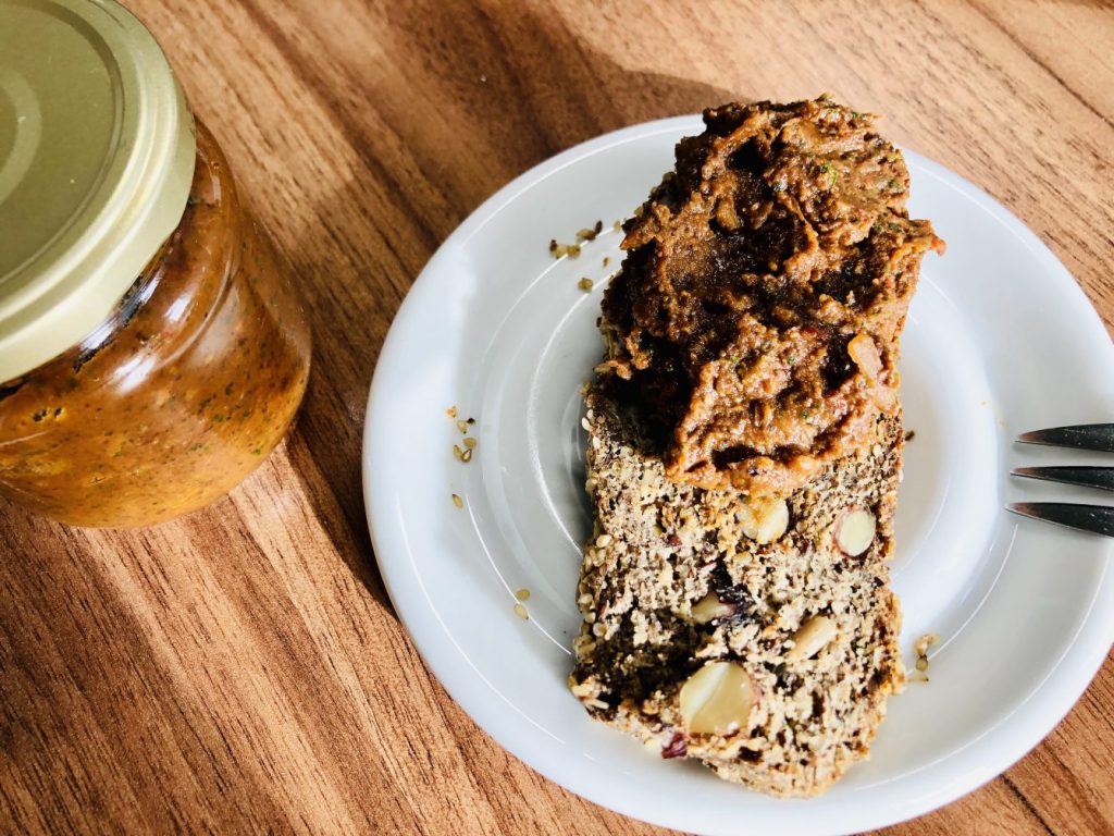 Life-Changing Brot mit Brotaufstrich