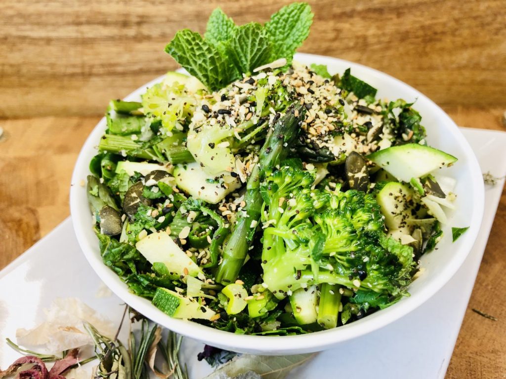 Grüner Gemüsesalat mit Spargel und gerösteten Kernen