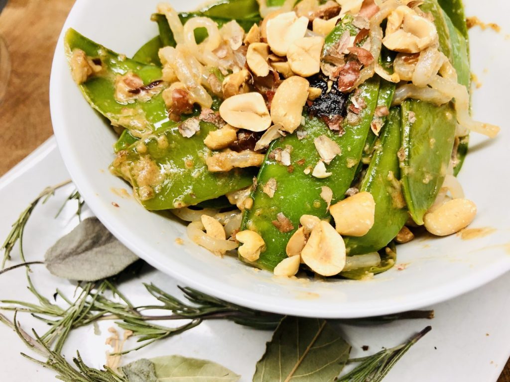 Erdnuss Udon Nudeln mit Erbsenschoten