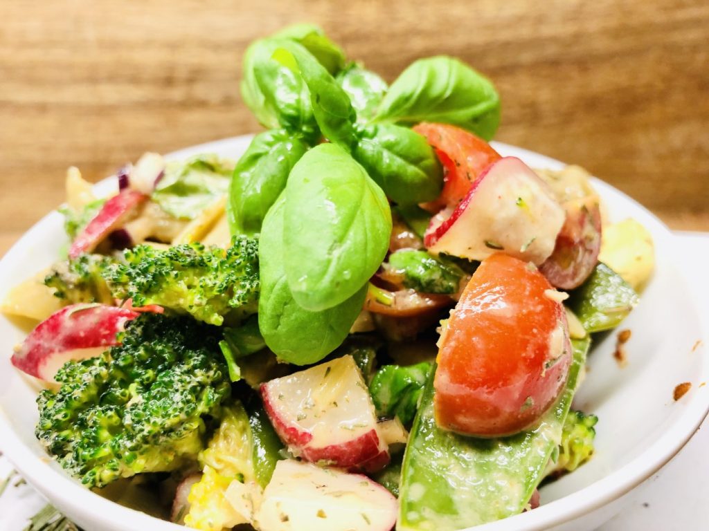 Bunter Nudelsalat mit Gartengemüse 