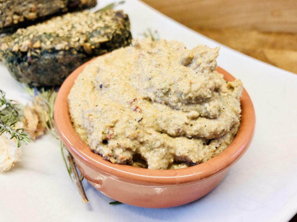 Veganer Streichkäse aus Hanf und Sonnenblumenkernen mit Tomaten und Kräutern