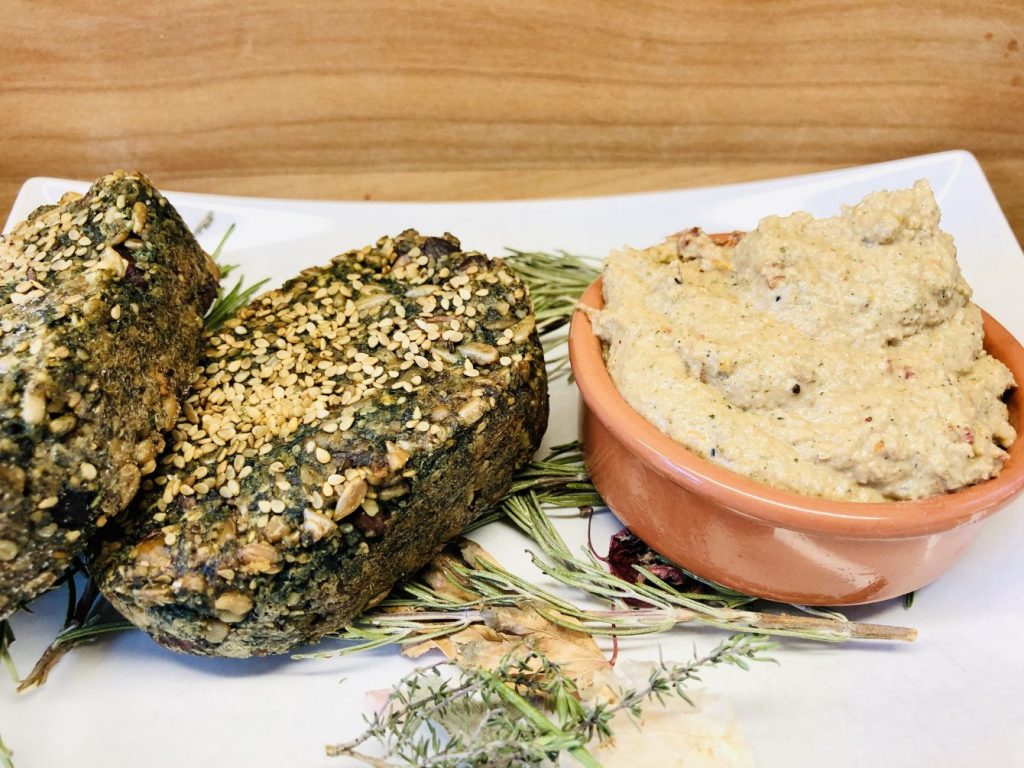 Veganer Streichkäse aus Hanf und Sonnenblumenkernen mit Tomaten und Kräutern