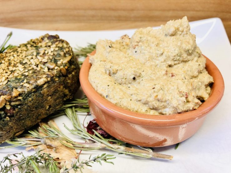 Veganer Hanf Frischkäse mit Tomaten und Kräutern