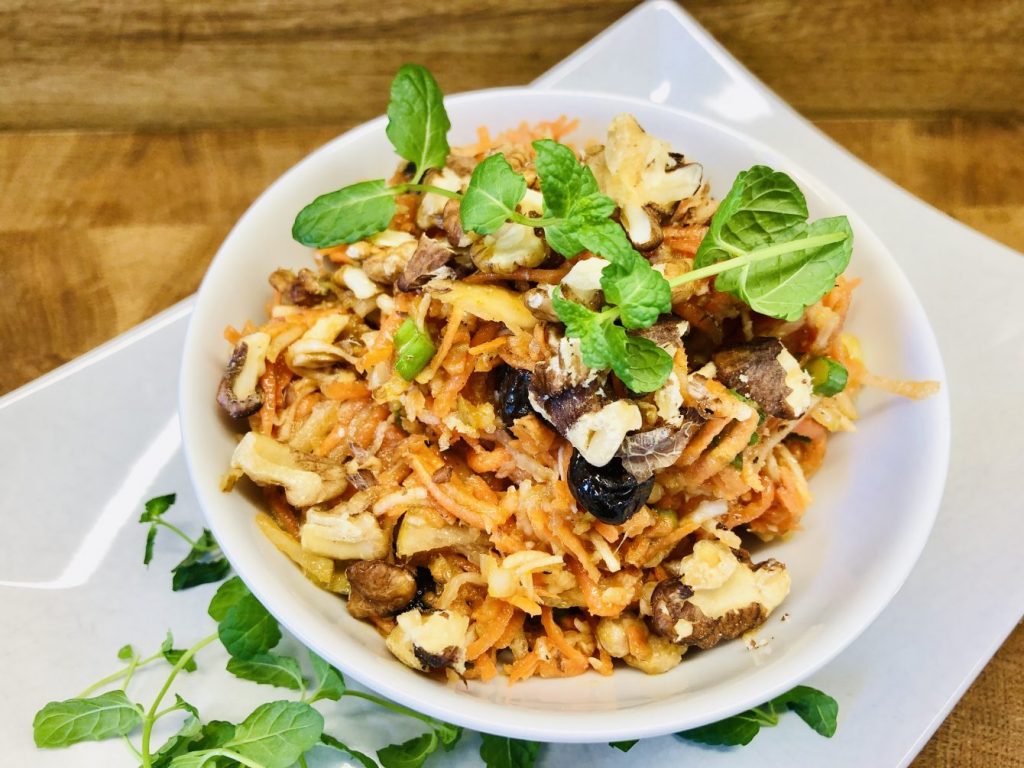 Waldorf Salat mit Birne, Sellerie, Karotten, Datteln und Walnüssen