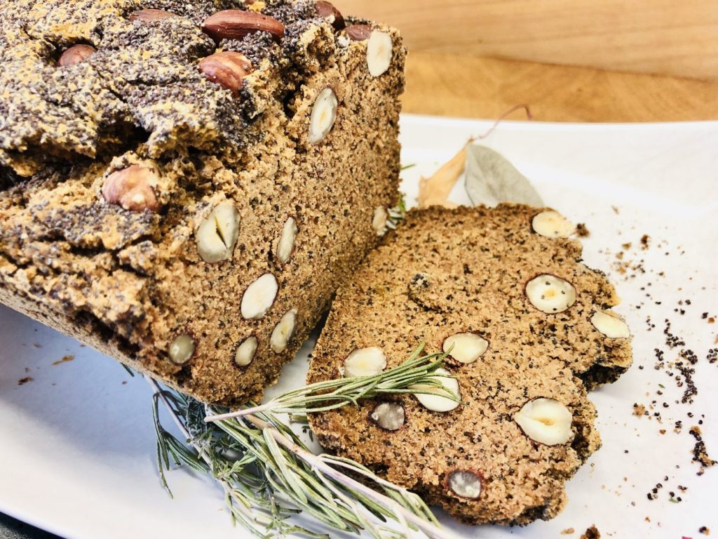 Buchweizen Brot mit Haselnüssen und Mohn