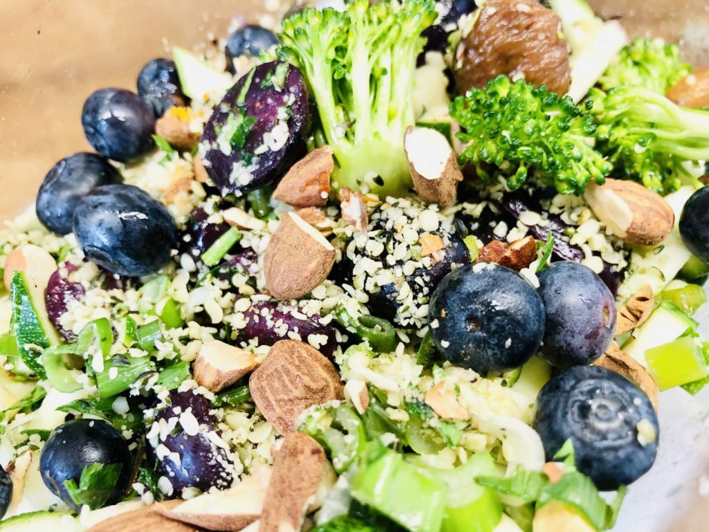 Brokkoli Salat mit Karotten, Aprikosen, Heidelbeeren und Mandeln