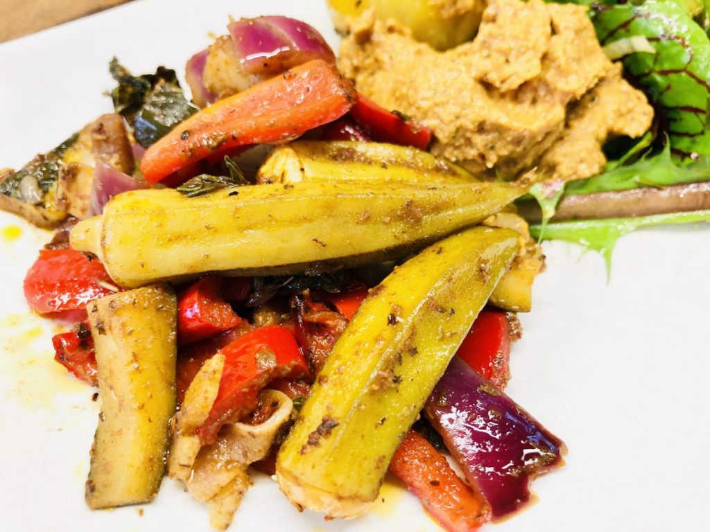 Ofen Gemüse mit Balsamico und Tomaten Zucchini Hummus