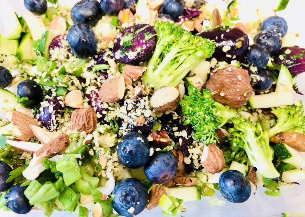 Brokkoli Salat mit Karotten, Aprikosen, Heidelbeeren und Mandeln
