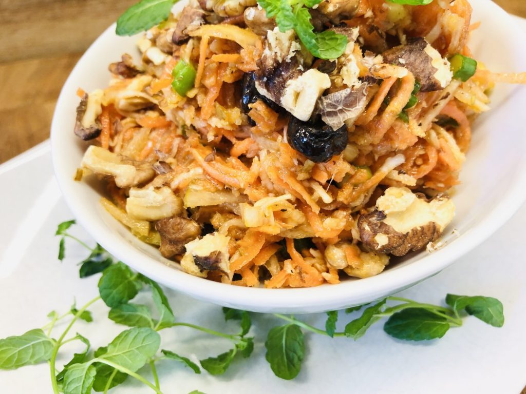 Waldorf Salat mit Birne, Sellerie, Karotten, Datteln und Walnüssen