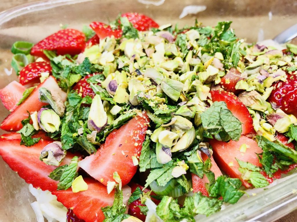 Fenchel Salat mit Pistazien und Erdbeeren und Pistazien