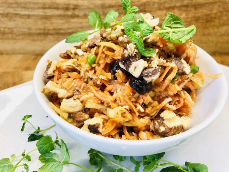 Waldorf Salat mit Birne, Sellerie, Karotten, Datteln und Walnüssen