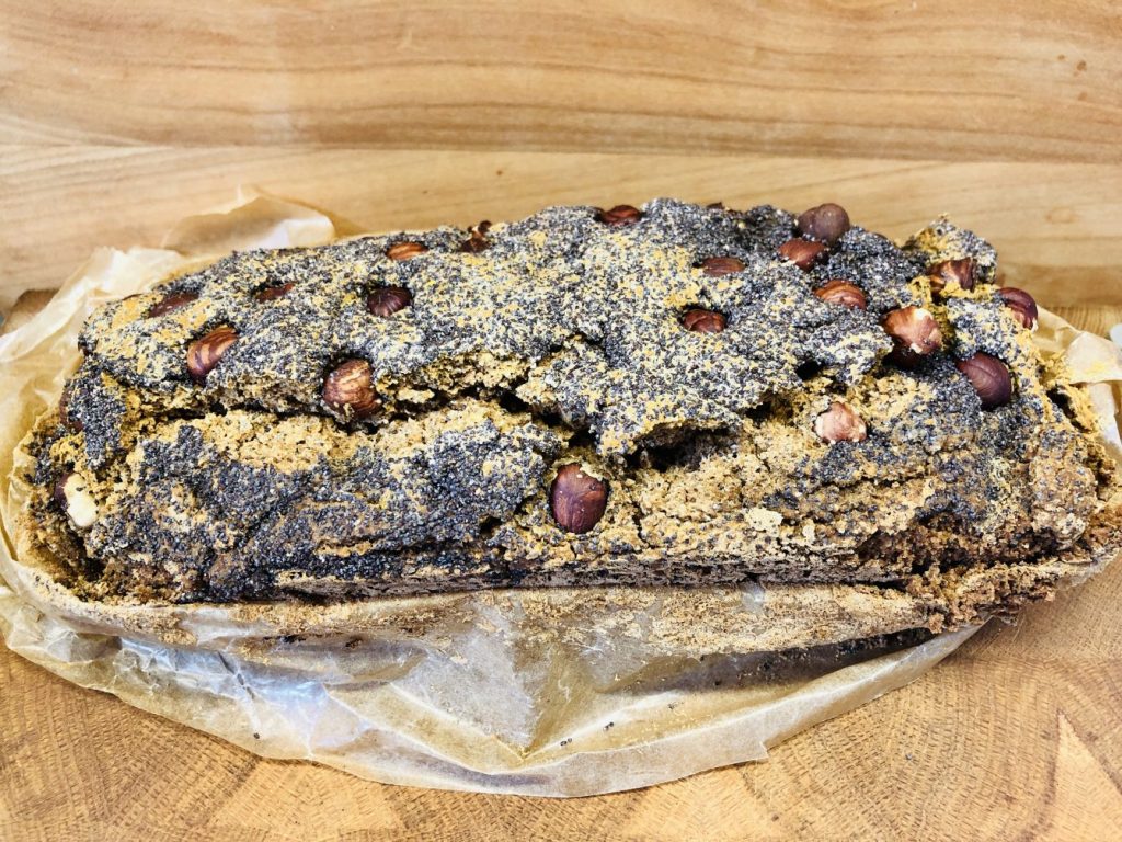 Buchweizen Brot mit Haselnüssen und Mohn