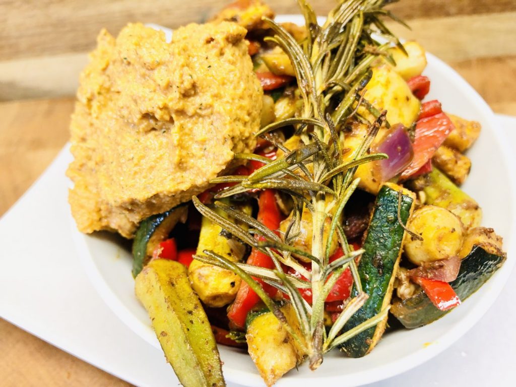 Ofen Gemüse mit Balsamico und Tomaten Zucchini Hummus
