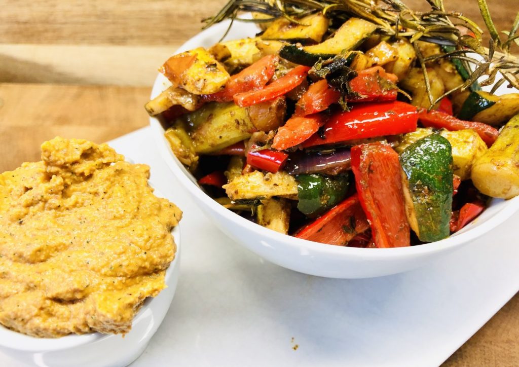 Ofengemüse mit Balsamico und Tomaten Zucchini Hummus