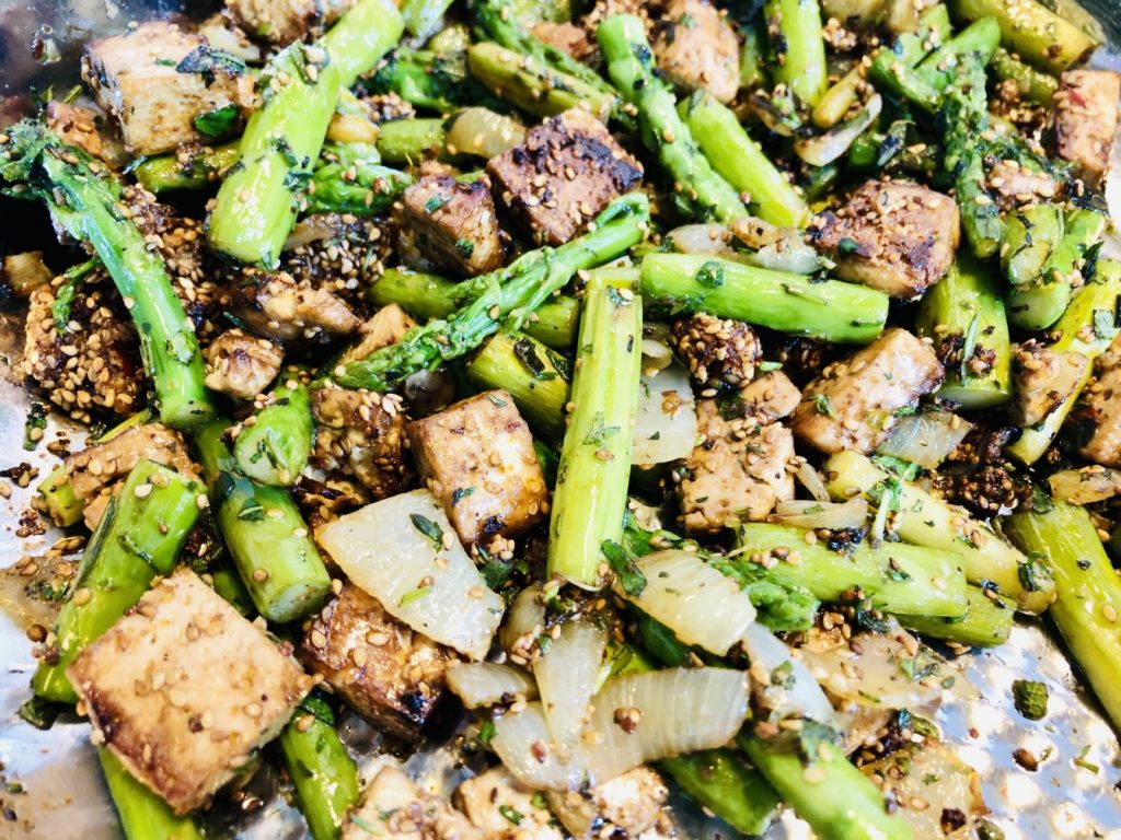 Grüner Spargel mit knusprigem Sesam Tofu