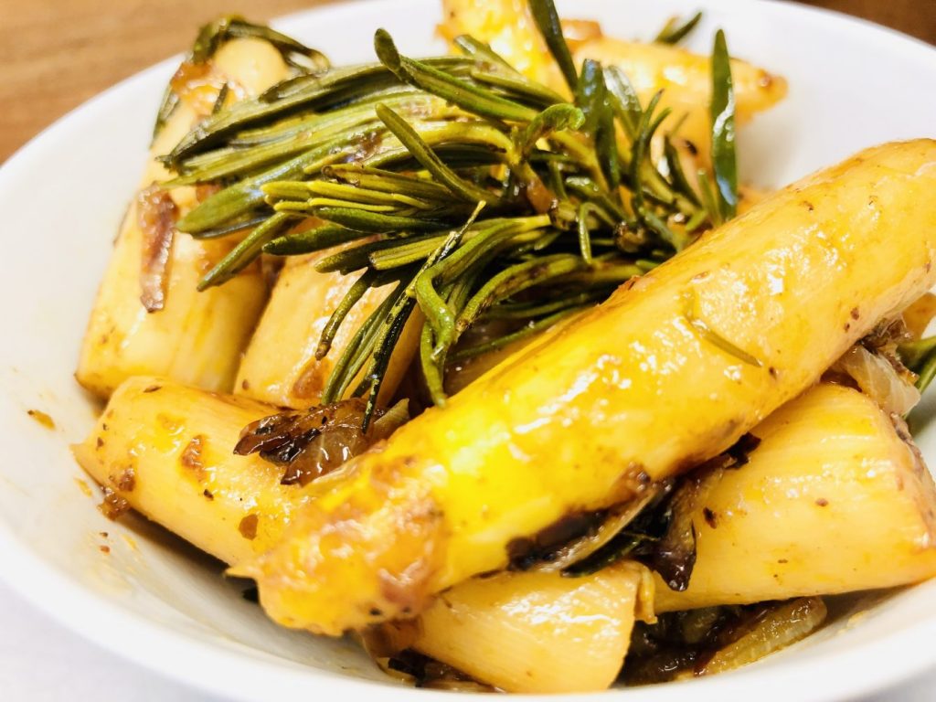Gebratener Spargel mit Salzzitronen, Knoblauch und Rosmarin
