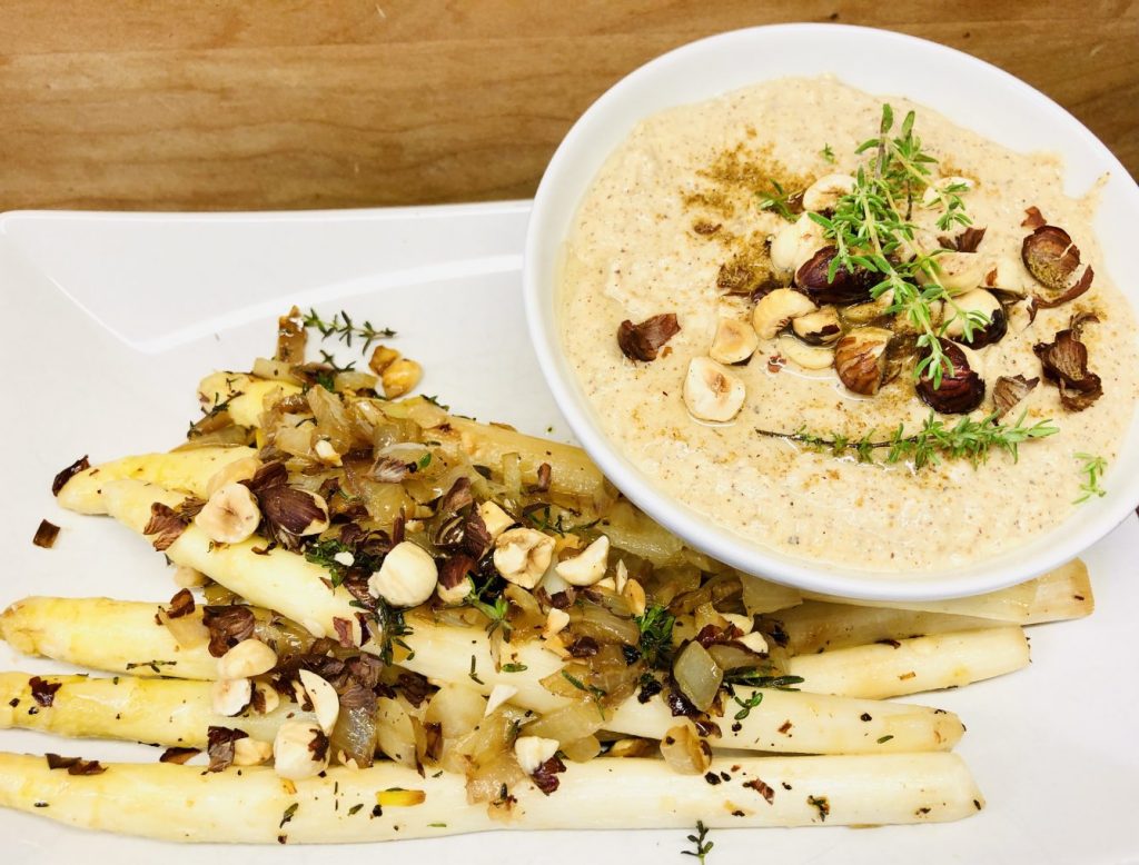 Gebratener Haselnuss Chili Spargel mit Haselnuss Hummus