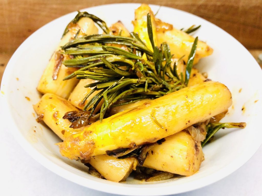 Gebratener Spargel mit Salzzitronen, Knoblauch und Rosmarin