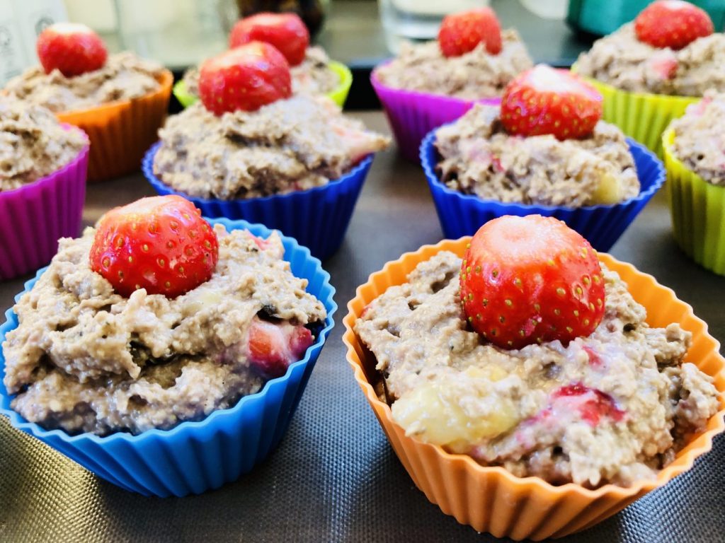 Porridge Muffins mit Erdbeeren