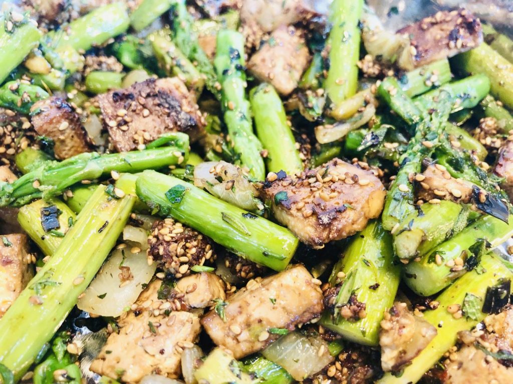 Grüner Spargel mit knusprigem Sesam Tofu
