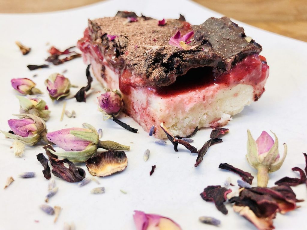 Erdbeer-Kuchen mit Kokos-Karamell und Schoko Topping