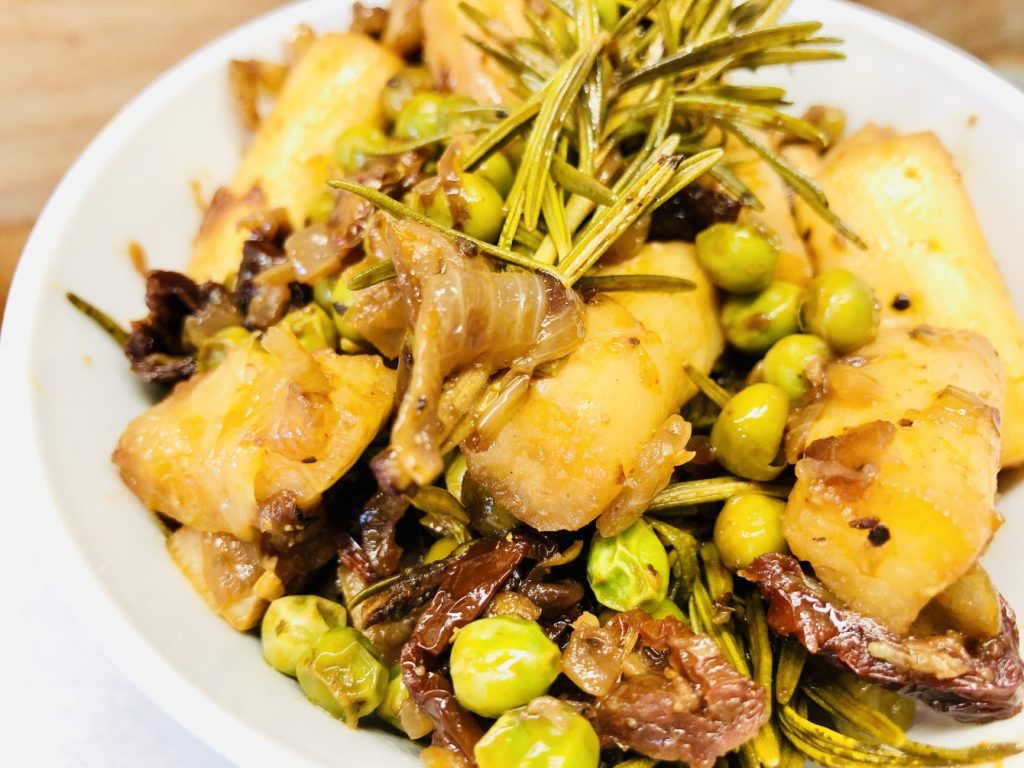 Spargel mit grünen Erbsen