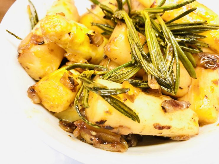 gebratener Spargel mit Salzzitronen, Knoblauch und Rosmarin