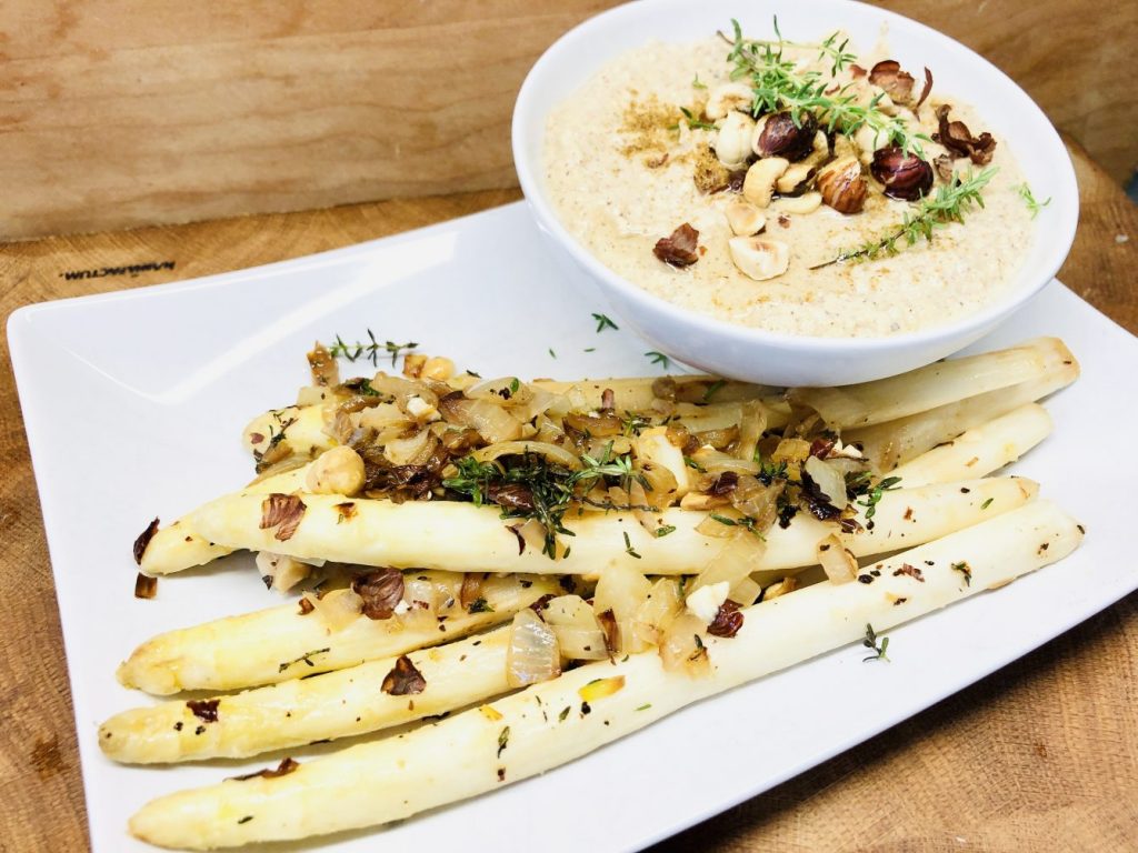 Gebratener Haselnuss Chili Spargel mit Haselnuss Hummus