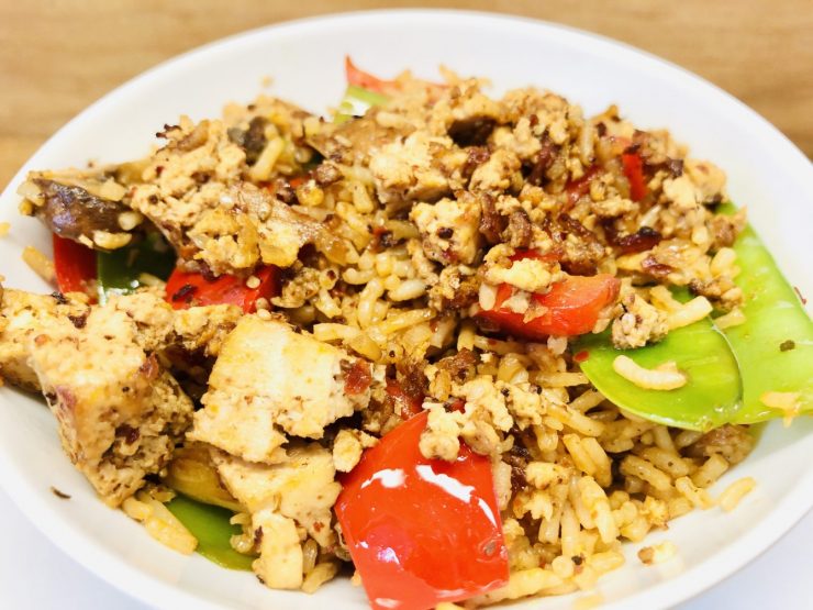 Gebratener Gemüsereis mit Sambal und knusprigem Tofu