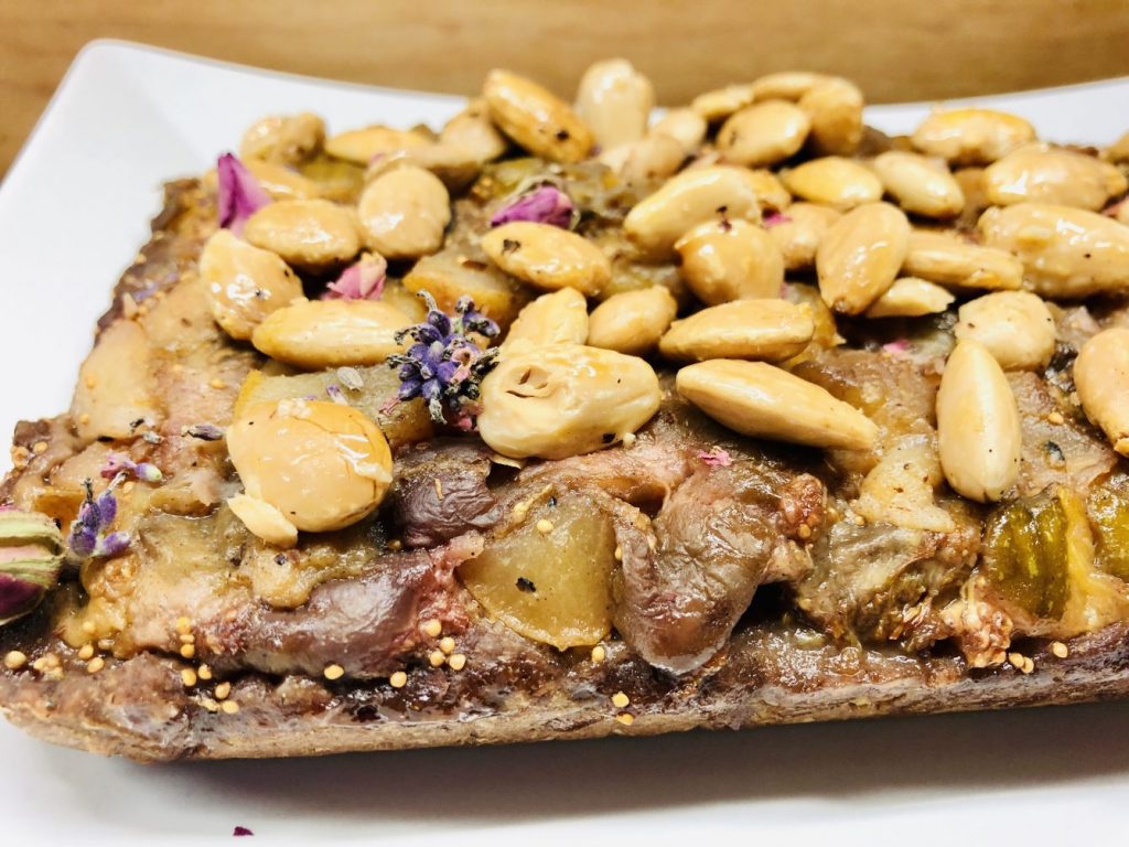 Feigen Birnen Kuchen mit karamellisierten Mandeln