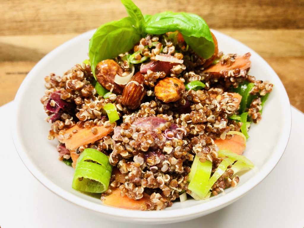 Quinoa Salat mit gerösteten Trauben und Karotten
