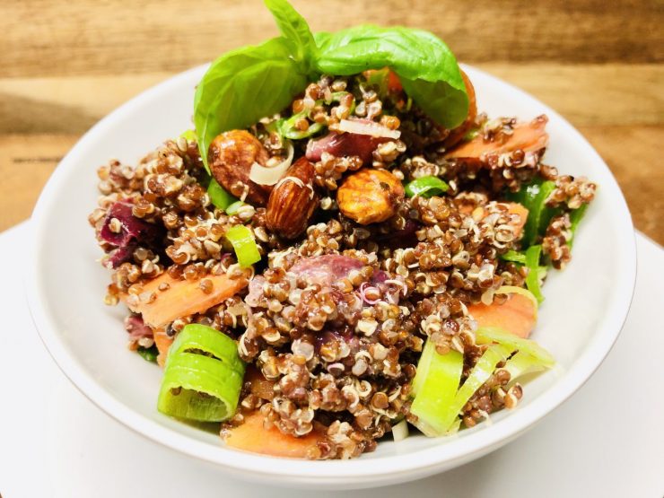 Quinoa Salat mit gerösteten Trauben und Karotten